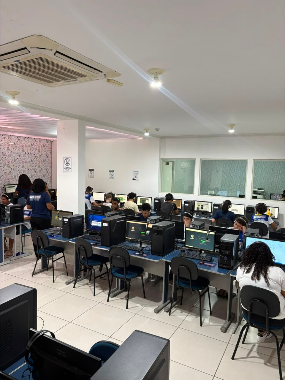 Alunos estudando na Visual Ponto Com